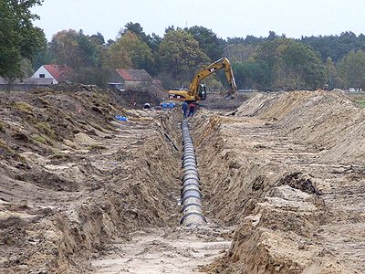 Rohrgraben mit verlegter Leitung