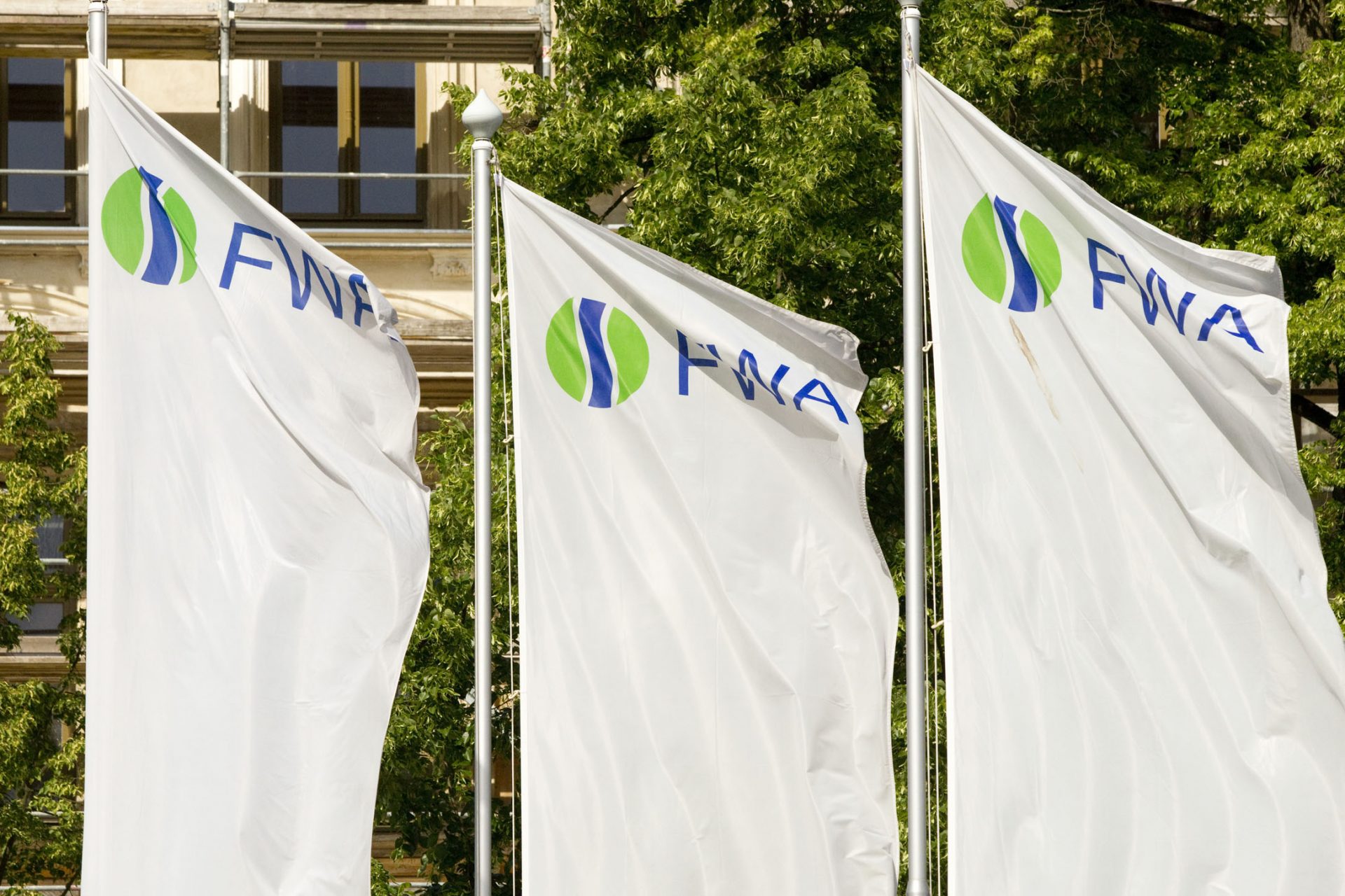 Fahnen vor dem FWA Verwaltungsgebäude im Buschmühlenweg