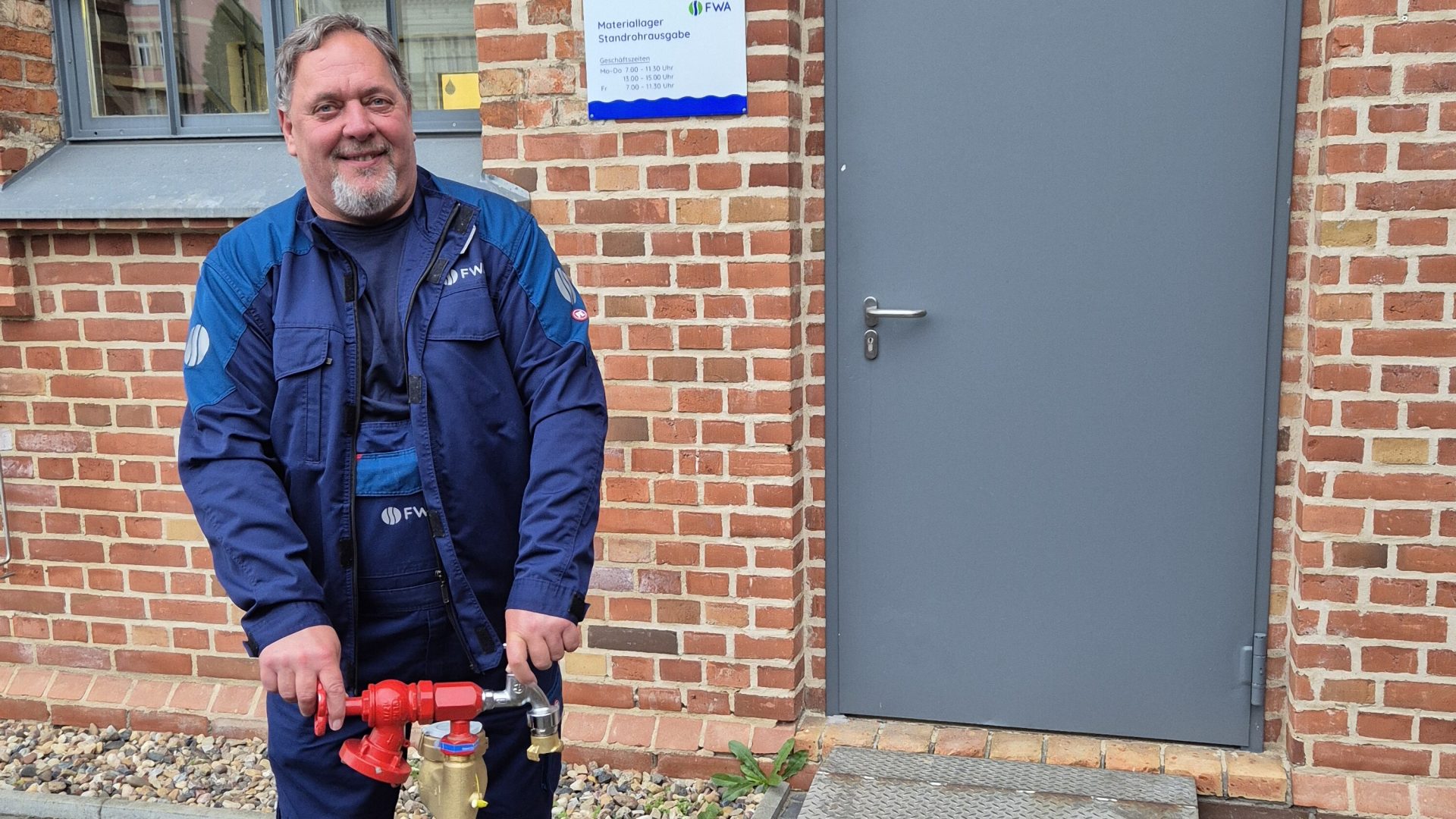 Bild eines Mitarbeiters mit einem Standrohr