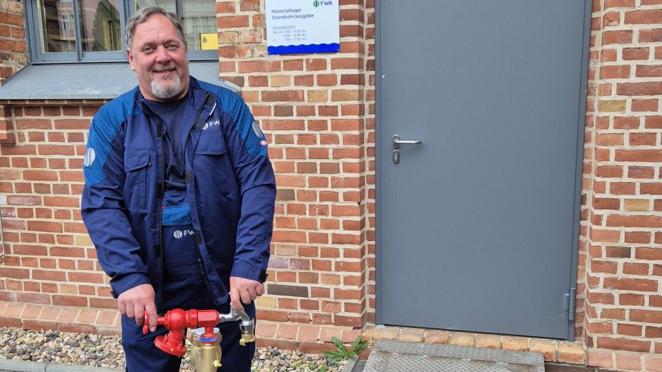 Bild eines Mitarbeiters mit einem Standrohr