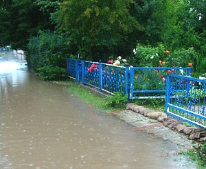 Überflutung einer Grundstückseinfahrt nach Starkregen